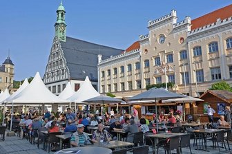Zwickauer Weindorf: Eine zweite Auflage ist geplant - Das Weinfest auf dem Hauptmarkt ist von den Zwickauern und Gästen gut angenommen worden. Foto: Ralph Köhler
