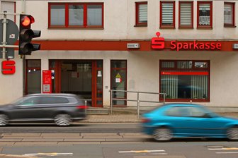 Zwickauer wird direkt vor Sparkasse überfallen: „Der eine Täter hat mich hochgehoben und festgehalten“ - Die Sparkasse in Marienthal. Der Raub geschah auf dem Parkplatz hinter der Filiale.