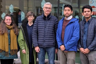 Zwickauer Wissenschaftler wollen Kiefernnadeln zu Garn spinnen - Projektleiterin Katharina Jebsen-Plättner (2. v. l.), Hardy Müller (Mitte) und Forscher des Teams.