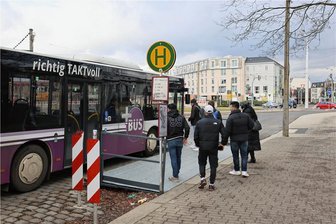 Zwickauer Zentralhaltestelle: Fahrgäste stehen bei Wind und Regen im Freien - Die neue Zentralhaltestelle an der Alten Reichenbacher Straße lässt jeglichen Komfort für den Fahrgast vermissen.