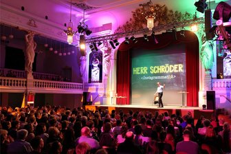 Zwickauer zum Nachsitzen verdonnert: Lehrer Schröder in der „Neuen Welt“ - Ausverkauft: 820 Plätze sind in der „Neuen Welt“ belegt gewesen. Schröder unterhielt die Zwickauer mit seinem zweistündigen Programm.