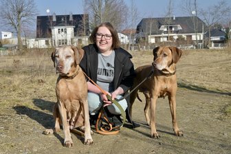 Zwickauerin hilft verletzter Hundehalterin: „Ich bekomme genauso viel zurück, wie ich gebe“ - Gina-Maria Löffler mit Chaniya (links) und Bintou. Sie dreht mit den beiden Rhodesian Ridgebacks jeden Morgen eine Runde.