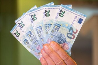 Zwickauerin kauft Falschgeld im Internet – um ihrer dementen Mutter eine Freude zu machen - Gefälschte 20-Euro-Scheine. Die Angeklagte kaufte davon einen ganzen Koffer, dessen Inhalt als Spielgeld deklariert war. Wie viele Scheine sich darin befanden, will sie nicht mehr wissen.