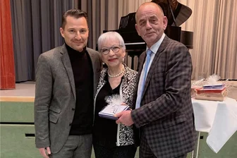 Zwickauerin Renate Lang erhält Ehrenplakette der Gemeinde Fraureuth - Renate Lang erhielt stellvertretend für den Kunst- und Kulturförderverein die Ehrenplakette. 