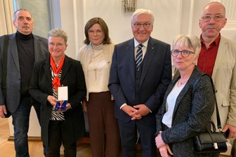 Zwickauerin Silvia Stahlberg mit Bundesverdienstkreuz geehrt: Mutmacherin für Parkinson-Betroffene - Silvia Stahlberg (2. v. l.) nach der Preisverleihung mit Bundespräsident (4.v.l.), ihrem Mann Jens Stahlberg (r.) sowie den Mitstreitern Bernd Hopf, Claudia Praße und Heike Schell.