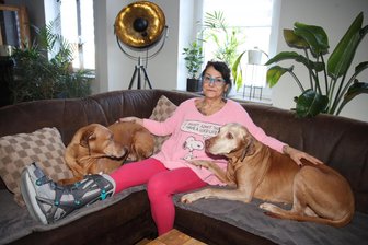 Zwickauerin verzweifelt nach Unfall: Wer geht mit ihren Hunden Gassi? - Silke Münch kuschelt mit ihren Hunden Bintou (links) und Chaniya auf dem Sofa. Mit ihnen rausgehen kann sie zurzeit nicht.