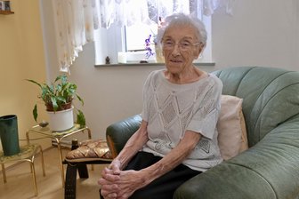 Zwickauerin wird 100 Jahre: „Die Arbeit hat mich jung gehalten“ - Die Zwickauerin Marianne Heyn an ihrem 100. Geburtstag in ihrem Lieblingssessel am Fenster.