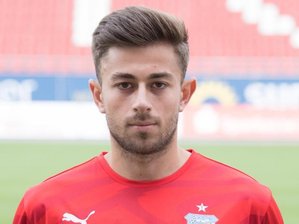 Zwickaus Abwehrspieler Godinho erleidet Mittelhandbruch - Marcus Godinho steht in einem Stadion und schaut in die Kamera.