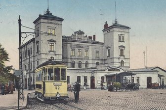 Zwickaus Bahnhof mehrfach umgebaut - Das Zwickauer Empfangsgebäude des Bahnhofs (mit Vorbau, um 1910) und die Straßenbahn nach Schedewitz.