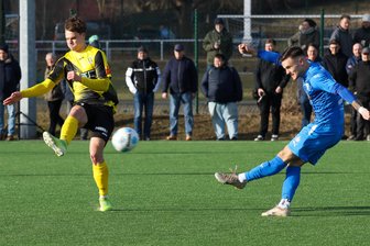 Zwickaus Co-Trainer warnt vor „den guten Jungs“ des VFC Plauen - Plauens Philipp Heller (links/im Test jüngst gegen Nordhausen) trifft am Sonntag auf die alten Kumpels vom FSV Zwickau.