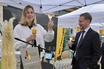 Zwickaus einstiges Kaufhaus „Schocken“ strahlt neu: So lief die Eröffnungsfeier - Stießen mit Champagner auf das „Schocken“ an: Zwickaus OB Constance Arndt und Sachsens Ministerpräsident Michael Kretschmer.