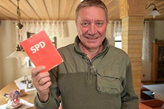 Zwickaus Ex-Landtagsabgeordneter Mario Pecher: „Natürlich bleibe ich Sozi!“ - Viereinhalb Jahre nach dem verlorenen Landtagsmandat: Mario Pecher ist nach wie vor SPD-Mitglied. Hier mit seinem Parteiausweis.