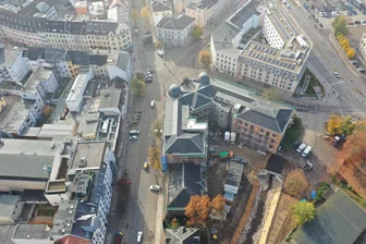 Zwickaus Georgenplatz wird Großbaustelle: Warum Betroffene einen Ansprechpartner fordern - Der Georgenplatz von oben. Herzstück des Umbaus sind Gleisbauarbeiten in dem Bereich plus Neubau einer Haltestelle auf dem Poetenweg vor dem „Astoria“-Kino. Und wo einmal gebuddelt wird, mischen auch Wasserwerke und Energieversorgung mit.