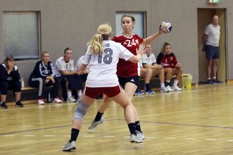 Zwickaus Handballerinnen in der nächsten Pokalrunde - Gelungenes Pflichtspieldebüt: Rückraumspielerin Klara Schlegel, Linksschützin und auch wegen ihrer 1,82 m Körpergröße schwer zu verteidigen, erzielte in Berlin sechs Treffer. Hier ein Bild aus einem Vorbereitungsspiel.