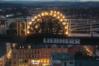 Zwickaus höchster Schwibbogen: Wo er dieses Jahr in der Weihnachtszeit leuchtet - Im Advent 2022 leuchtete der Schwibbogen erstmals vom Kran auf der Schocken-Baustelle.