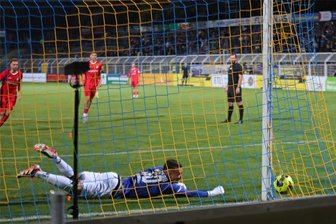 Zwickaus Kuffour und Lok Leipzig, das bleibt eine traurige Geschichte: „In so einer Situation pfeift man nicht“ - Vergeblich streckte sich Lucas Hiemann beim Elfmeter nach dem Ball.