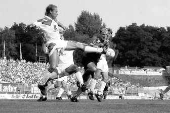Zwickaus Libero mit Torinstinkt - Bernd Tipold klärt vor dem Mainzer Milan Lednicky. Der FSV Zwickau gewann das Zweitligaspiel im August 1995 gegen die 05er mit 3:0-