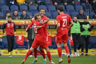 Zwickaus Mike Könnecke: Der Mann für die ganz wichtigen Tore - Zwickauer Jubel nach dem 0:1: Torschütze Mike Könnecke wird von Steffen Nkansah und Marco Schikora geherzt.