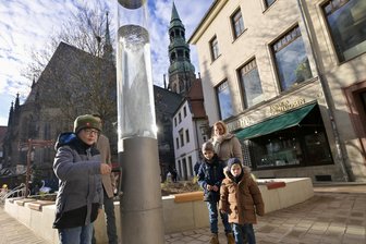 Zwickaus neuer Marienplatz: Granitpflaster, Wasserspiel und Hochbeete - Mick Tetzner testet das neue Wasserspiel am Marienplatz in Zwickau.