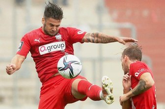 Zwickaus Neuzugang Dominic Baumann:  Familie im Herzen, Viktoria vor der Brust - Augen zu und durch: Dominic Baumann im Trikot des FSV Zwickau. 