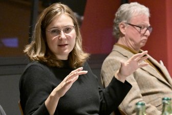 Zwickaus OB Arndt bleibt trotz Krisen optimistisch: „Wir sehen oft die Löcher, aber nicht den Käse“ - Oberbürgermeisterin Constance Arndt im Gespräch mit Journalistin. Rechts Stadthallen-Chef Jürgen Flemming.