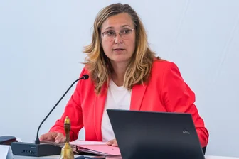 Zwickaus OB Arndt reagiert genervt auf Sparforderungen: „Können die Stadtverwaltung auch gleich abschaffen“ - Oberbürgermeisterin Constance Arndt wehrt sich gegen Kürzungspläne beim städtischen Personal.