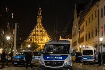 Zwickaus OB Arndt zu den Corona-Protesten: "Vieles war äußerst befremdlich" - Ein massives Polizeiaufgebot verhinderte am Montagabend einen verbotenen Aufzug in Zwickau.
