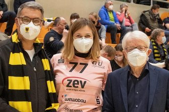 Zwickaus Oberbürgermeisterin Constance Arndt in Dortmund: Zwischen Handball, Krieg und NSU - Dortmunds OB Thomas Westphal, Constance Arndt und BVB-Präsident Reinhard Rauball (von links) kurz vor Anpfiff der Handballpartie.