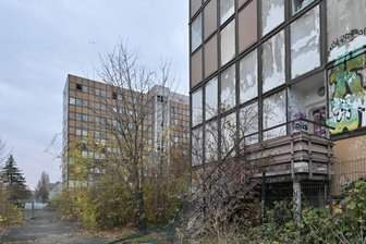 Zwickaus schlimmster Schandfleck? Keine Hoffnung auf Sanierung früherer Lehrlingswohnheime - Die Eingänge zu den Häusern an der Leipziger Straße wurden wiederholt aufgebrochen, obwohl es dazu einiger Kraft bedarf.