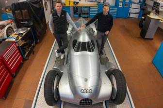 Zwickaus Silberpfeil-Legende: Audi bringt Nachbau des Rekordautos von 1935 auf die Straße - Der „Lucca-Wagen“ in der Werkstatt in Ingolstadt, hier mit Projektleiter Timo Witt (links) und Audi-Traditions-Chef Stefan Trauf: