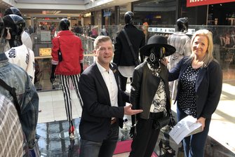 Zwickaus Styling-Star kommt aus Gera - Gewinnerin Kathi Seidel mit Center-Manager Jens Preißler.
