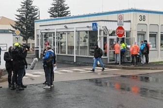 Zwickaus traditionsreiches Gelenkwellenwerk macht dicht - Beschäftigte verlassen nach der Frühschicht am Mittwoch das Gelenkwellenwerk Mosel.