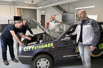 Zwickaus vergessenes Elektroauto: Weshalb am VW-Bildungsinstitut ein Citystromer wieder flott gemacht wird - Wird derzeit flott gemacht am VW-Bildungsinstitut: der Citystromer der WHZ. Im Bild (v. li.): WHZ-Professor Rigo Herold, Institutschef Holger Naduschewski sowie die Mitarbeiter Thomas Meinhold und Tino Morgner.