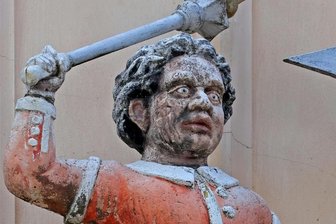 Zwickaus Wappenfigur: Mauritius wird wieder dunkelbraun - Beim Heiligen Mauritius im Stadtwappen an der Rathausfassade ist die Farbe ausgeblichen.