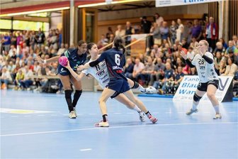 Zwickaus zäher Kampf geht weiter - Die neunfache Zwickauer Torschützin Ema Hrvatin (am Ball) kam am Samstag aus dem Spiel heraus nur selten frei zum Wurf. Hier stellt sich mit Tija Gomilar Zickero ihre Mitspielerin aus der slowenischen Nationalmannschaft in den Weg. Rechts lauert BSV-Kreisläuferin Alisa Pester.