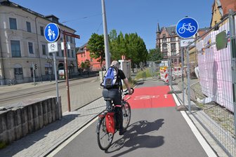 Zwickmühle auf der Zwickauer Bahnhofstraße: Fahrradfahrer zwischen Gleisen und Gehweg-Verbot - Achtung, der Fahrradweg endet hier: Nach dem offiziellen Radweg-Stück an der Zwickauer Bahnhofstraße herrscht bei Fahrradfahrern oft Verunsicherung, wo sie am sichersten fahren.