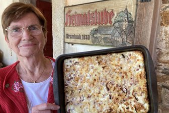 Zwiebelkuchen einer Vogtländerin ist in ihrem Dorf der Renner - Ursula Röthel aus Bad Brambach serviert Gästen in diesen Tagen gern Zwiebelkuchen.