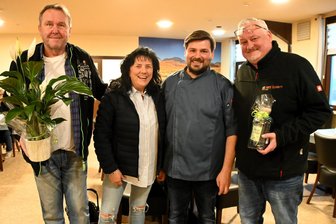 Zwiebelrostbraten, Senfeier und guter Service: 32-Jähriger eröffnet neue Gaststätte im Vogtland - Chef Alexander Fertich (Zweiter von rechts) nimmt Glückwünsche von Gunter Mecklenburg sowie Angela und Heiko Petzoldt (rechts) entgegen.