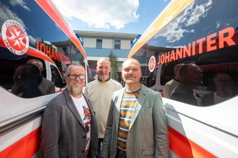 Zwiebelsaft im Auge: Plauener Retter müssen häufiger wegen Bagatellen ausrücken - „Ein Notfall war das nicht“ - Mitarbeiter der ersten Stunde bei den Plauener Johannitern: Sven Enders, Jens Kästner und Ernst Michael Haas (von links).