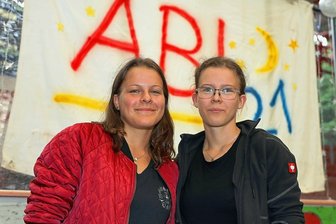 Zwillinge aus Langenreinsdorf bestehen Abi mit Traumnoten - Die Zwillingsschwestern Sindy (links) und Lea Krabsch aus Langenreinsdorf haben ihr Abi am Julius-Motteler-Gymnasium mit einem Zensurendurchschnitt von 1,0 abgeschlossen.