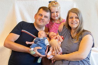 Zwillinge sind Jubiläumsbabys am Plauener Vogtland-Klinikum - Doppelter Nachwuchs: die Zwillinge Willie und Luzie haben das Licht der Welt erblickt. Zur Familie von Vater Franz Piegholdt und Mutter Denise Göppner gehörte bereits die dreijährige Tochter Frieda.
