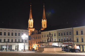 Zwillings-Kirchtürme in Oelsnitz: Frohe Kunde und Hiobsbotschaft - Die Stadtkirche St. Jakobi in Oelsnitz.