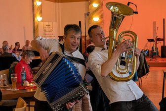 Zwini und De Hutzenbossen: Stimmungsvolles Weihnachtskonzert im Freiberger Brauhof - De Hutzenbossen machen ordentlich Stimmung im Freiberger Brauhof.