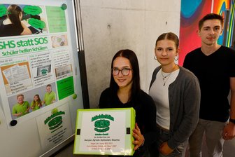 Zwischen 2,50 Euro pro Stunde und 139,90 Euro im Monat: So teuer ist der Nachhilfeunterricht im Landkreis Zwickau - Sophie Etzold, Mia Köhler und Max Menge (von links) gehören am Georgius-Agricola-Gymnasium in Glauchau zur Schülerfirma „Schüler helfen Schülern“. Sie geben ihr Wissen an Fünft- bis Neuntklässler weiter. Eine Unterrichtsstunde kostet 2,50 Euro.