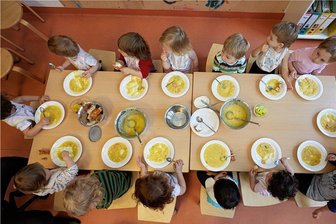 Zwischen Ärger und Verständnis: Kita-Essen im Landkreis Zwickau wird immer teurer - Das Mittagessen ist in vielen Kitas teurer geworden. 