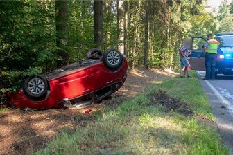 Zwischen Annaberg-Buchholz und Schlettau: Auto kommt von B 101 ab - 