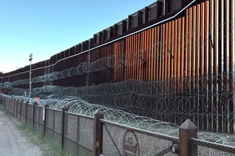 Zwischen Arizona und Mexiko: Wo Donald Trump eine riesige Mauer baut - Kein Durchkommen für Mensch und Tier: Im Grenzort Nogales steht die Mauer schon. Bald soll ein ähnliches, zehn Meter hohes Monstrum die Prärielandschaft weiter östlich durchschneiden.
