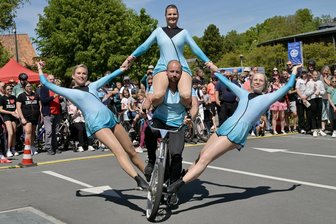 Zwischen Artistik und Gemütlichkeit: Radlersonntag in Mülsen lockt 10.000 Teilnehmer an - Die Mitglieder der Artistikgruppe Cornellis bewiesen eindrucksvoll, dass auf einem Fahrrad nicht nur eine Person unterwegs sein kann.
