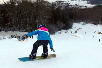 Zwischen Augustusburg und Freiberg: An diesen Orten ist wieder Wintersport möglich. Mit aktuellen Fotos! - Ein Tag vor Silvester: Voller Parkplatz und reger Betrieb auf Rost’s Wiesen in Augustusburg.