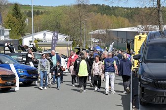 Zwischen Automeile und Handwerk: Großer Andrang beim Gewerbefest im Erzgebirge - Auf der Automeile präsentierten regionale Händler die aktuellen Fahrzeug-Modelle.